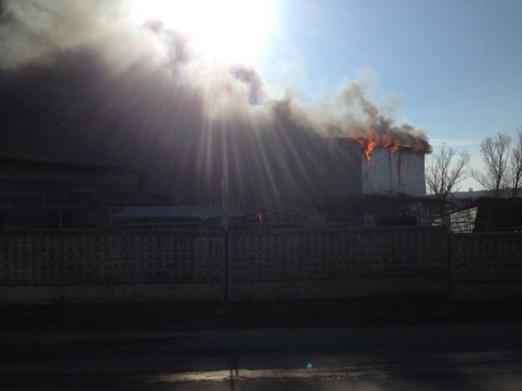 На Днепропетровщине загорелся завод (ФОТО, ВИДЕО)