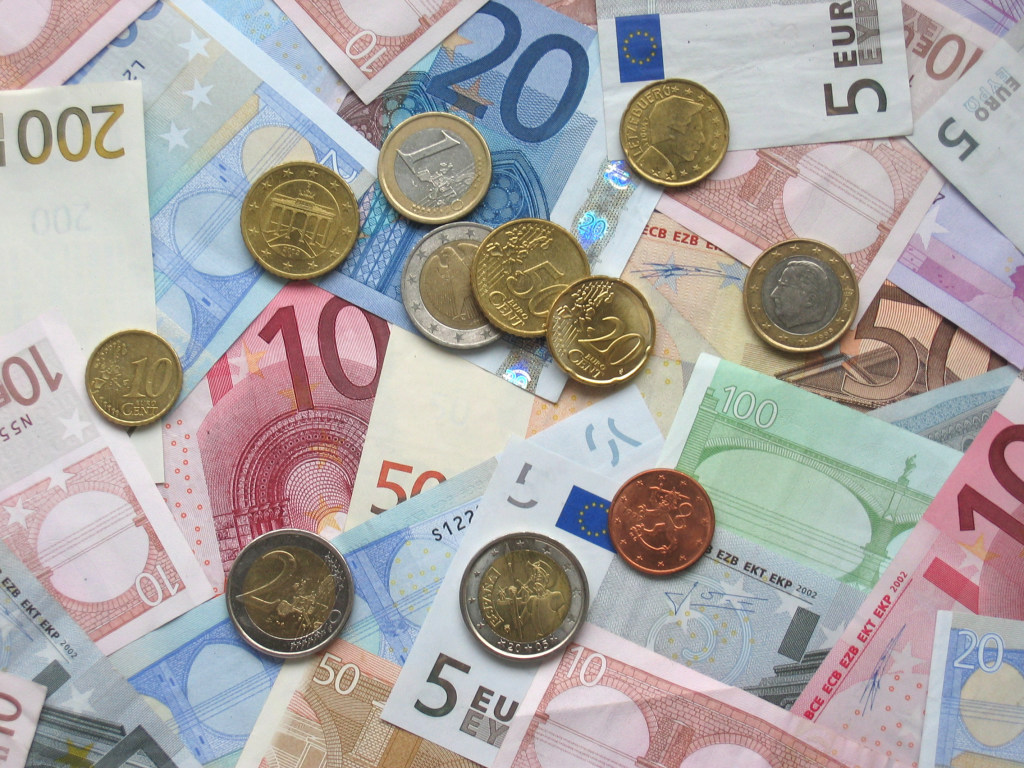 На межбанке курс евро упал ниже 30 гривен
