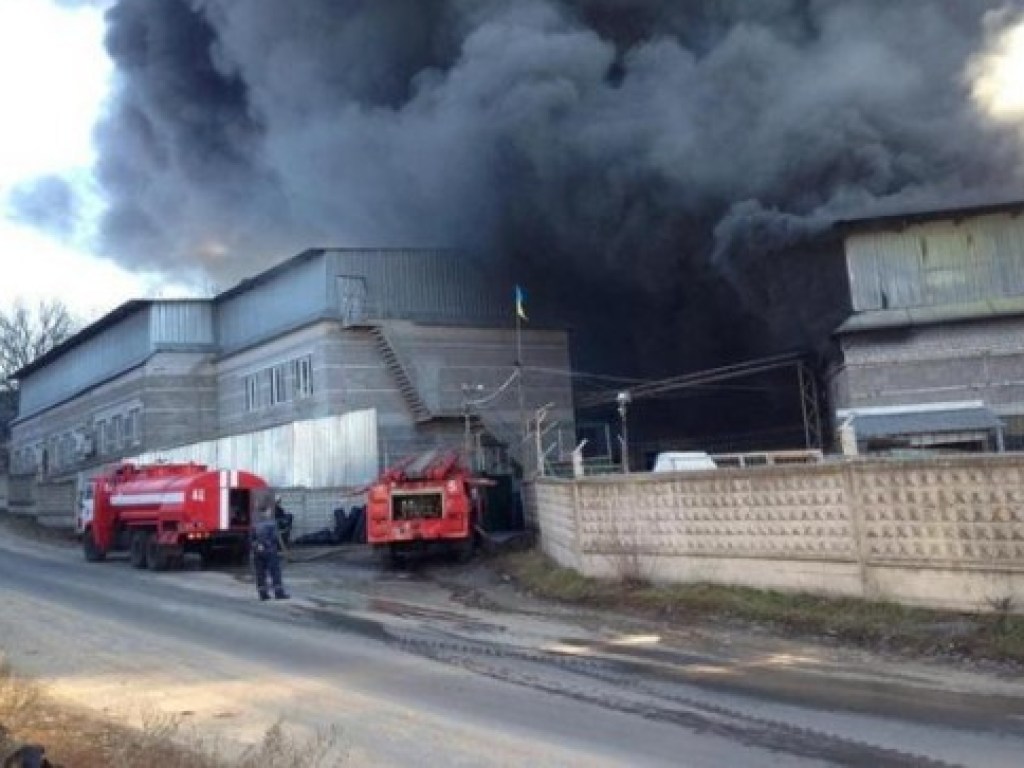 Под Днепром на заводе произошел пожар: огонь охватил 3000 квадратных метров площади здания (ФОТО)