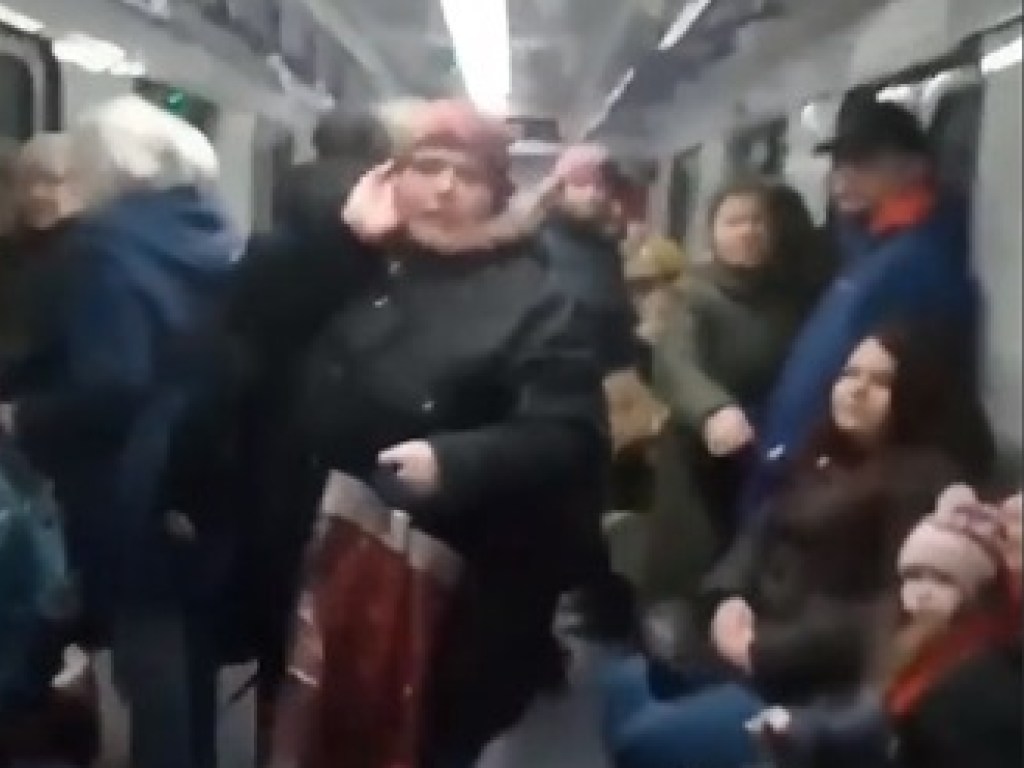 В Харькове пассажиры метро выгнали из вагона попрошайку (ВИДЕО)