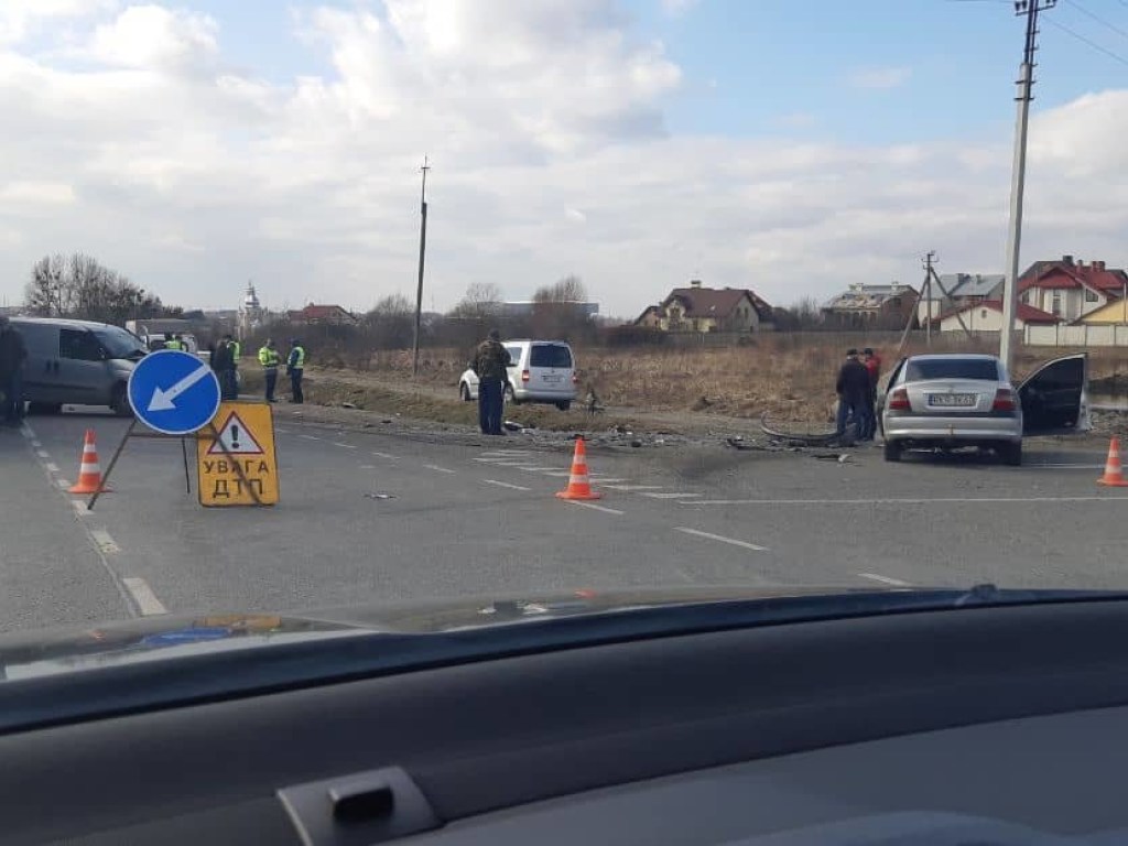На трассе Киев-Чоп столкнулись четыре автомобиля: трое пострадавших