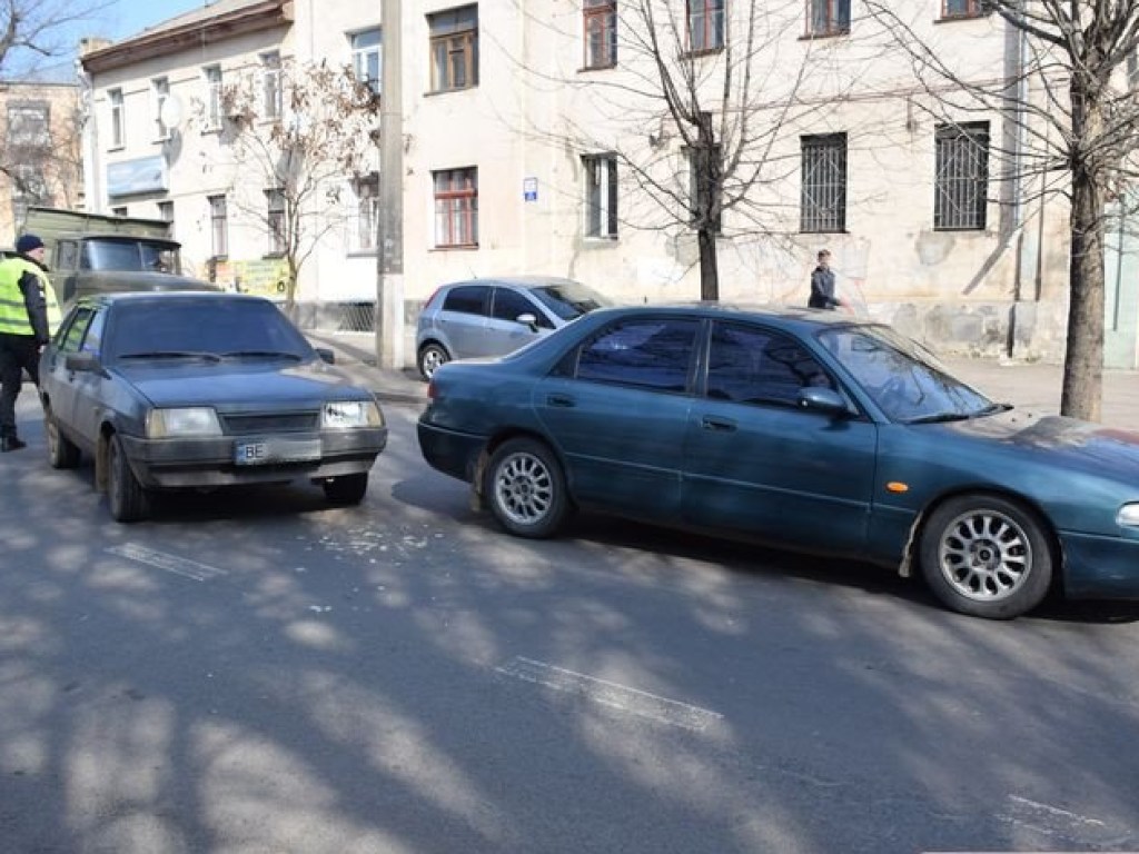 В Николаеве из-за пенсионерки-нарушительницы столкнулись ВАЗ и Mazda (ФОТО)