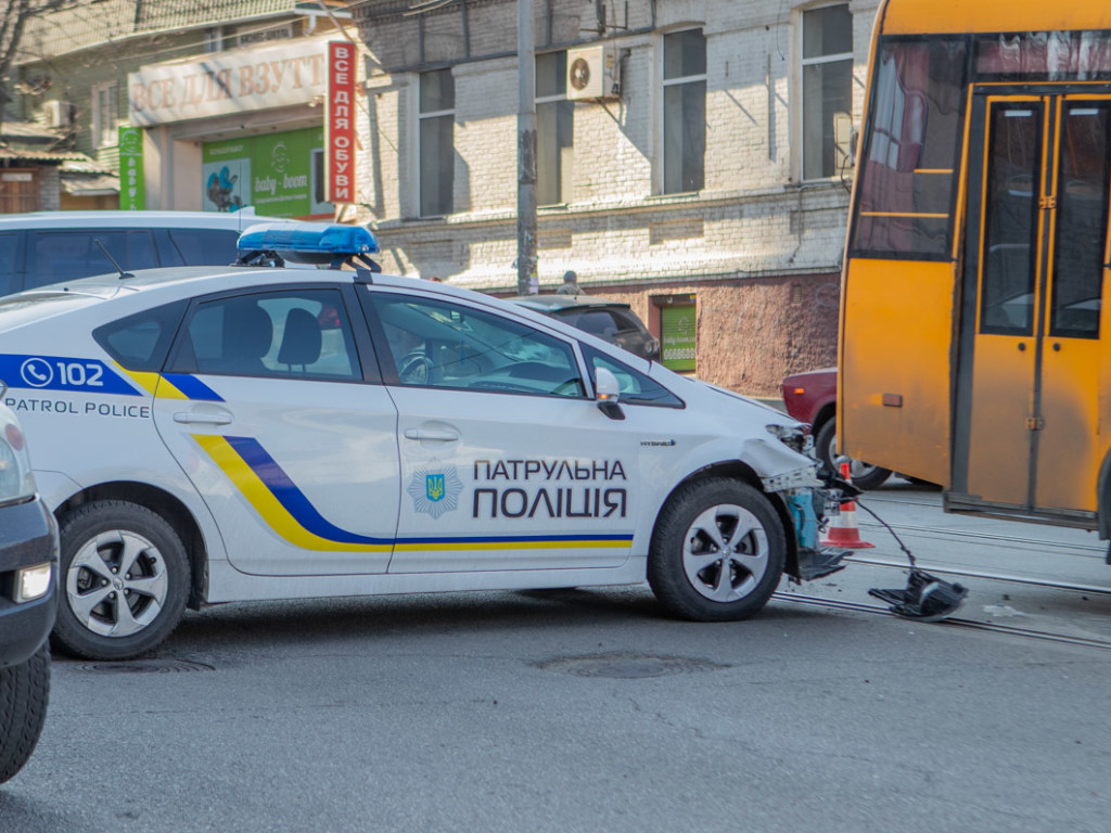 В Днепре столкнулись маршрутка и полицейский Prius (ФОТО)