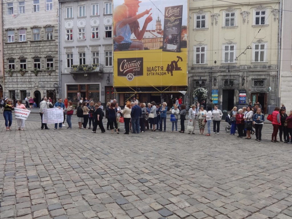 Протестующие стоматологи сорвали сессию горсовета во Львове