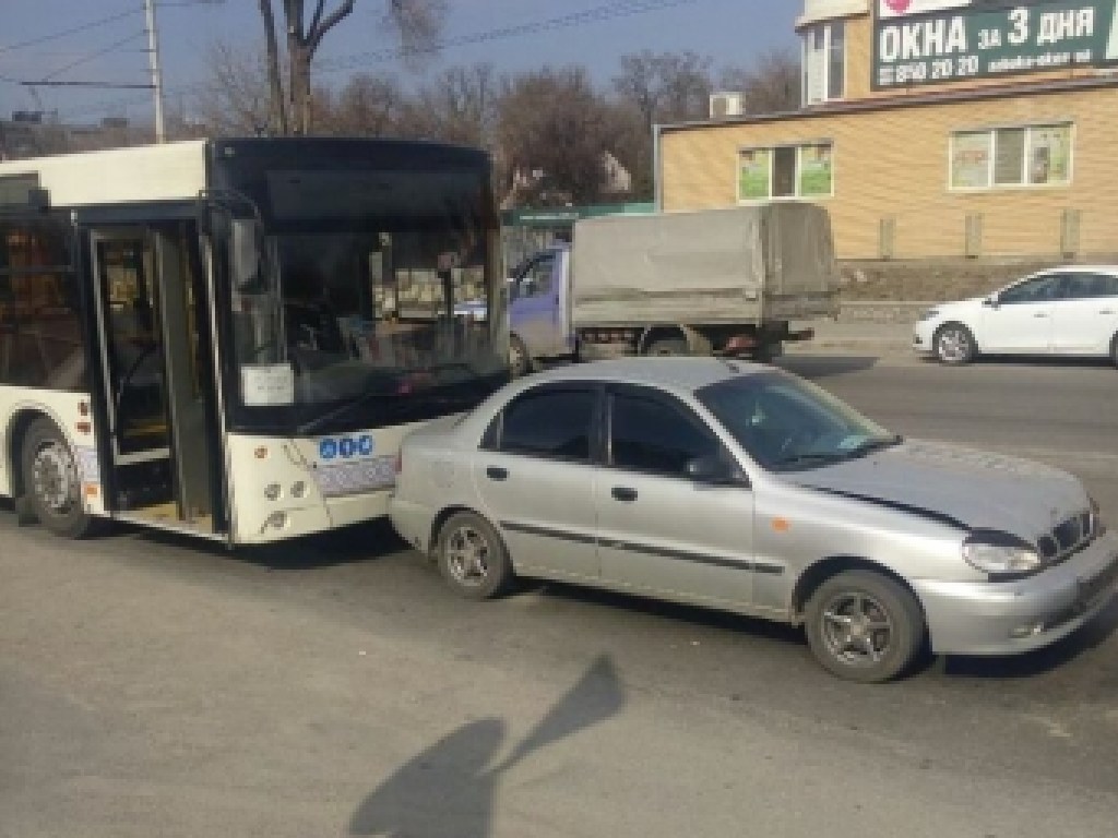 Водитель автобуса врезался в авто, стоящее в пробке в Мелитополе (ФОТО)