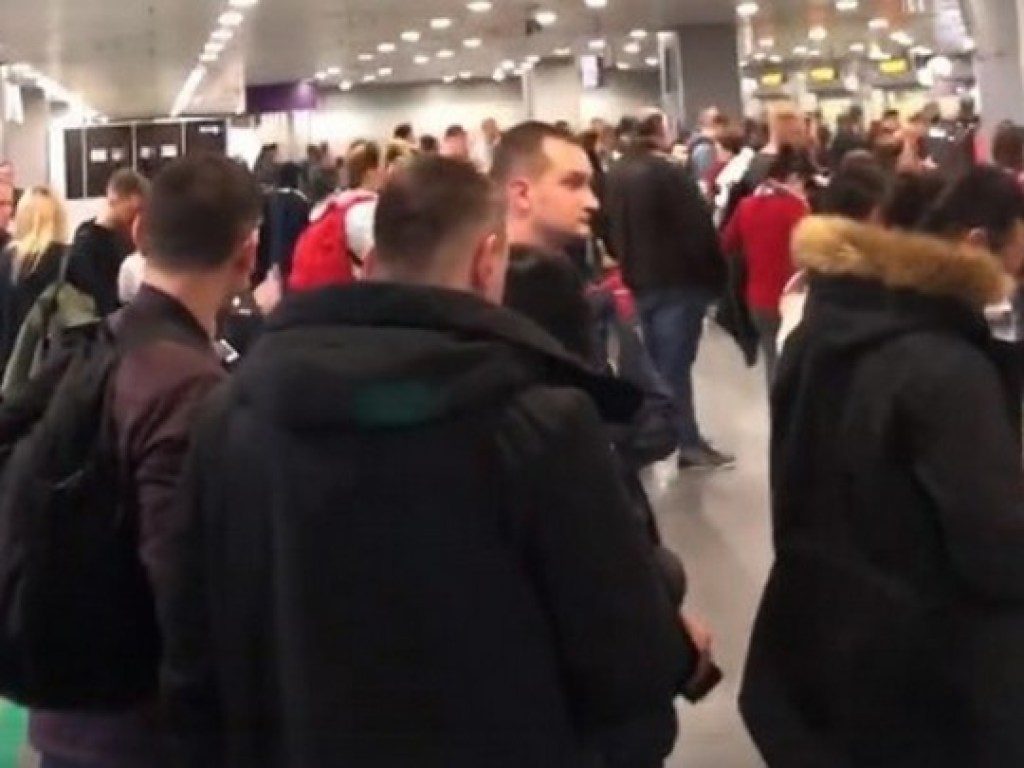 В аэропорту «Борисполь» пассажиры в огромных очередях ожидают вылета (ВИДЕО)