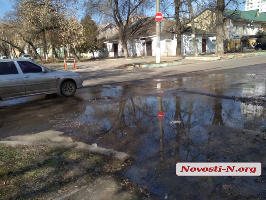 В центре Николаева забил «ручей» из сточных вод (ФОТО)  