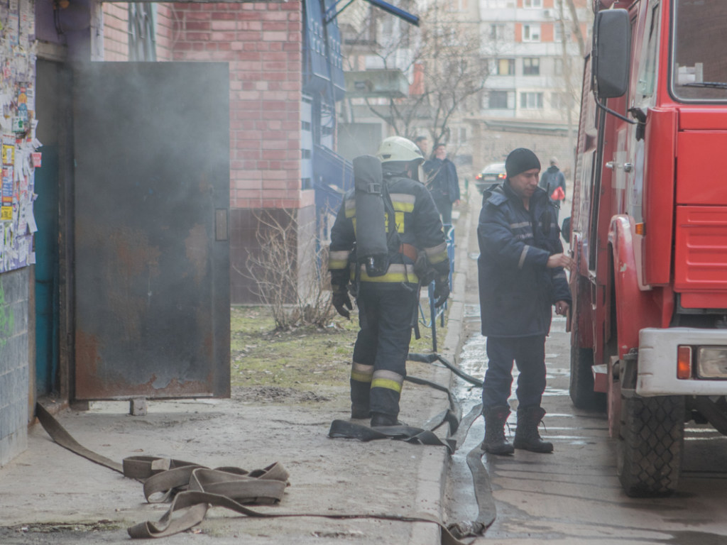 В Днепре произошел пожар в подъезде жилого дома (ФОТО, ВИДЕО)