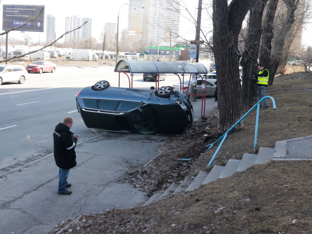 В Голосеево в Киеве Audi снесла остановку и перевернулась (ФОТО, ВИДЕО)