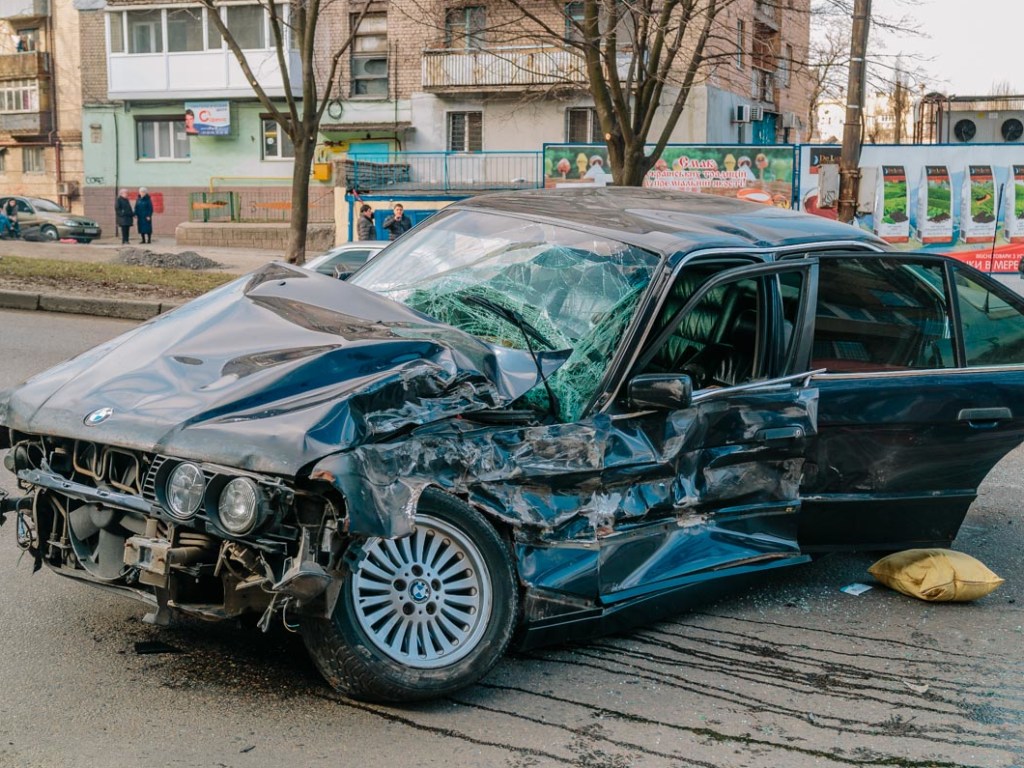 В Днепре произошло столкновение BMW с автобусом Ford (ВИДЕО)