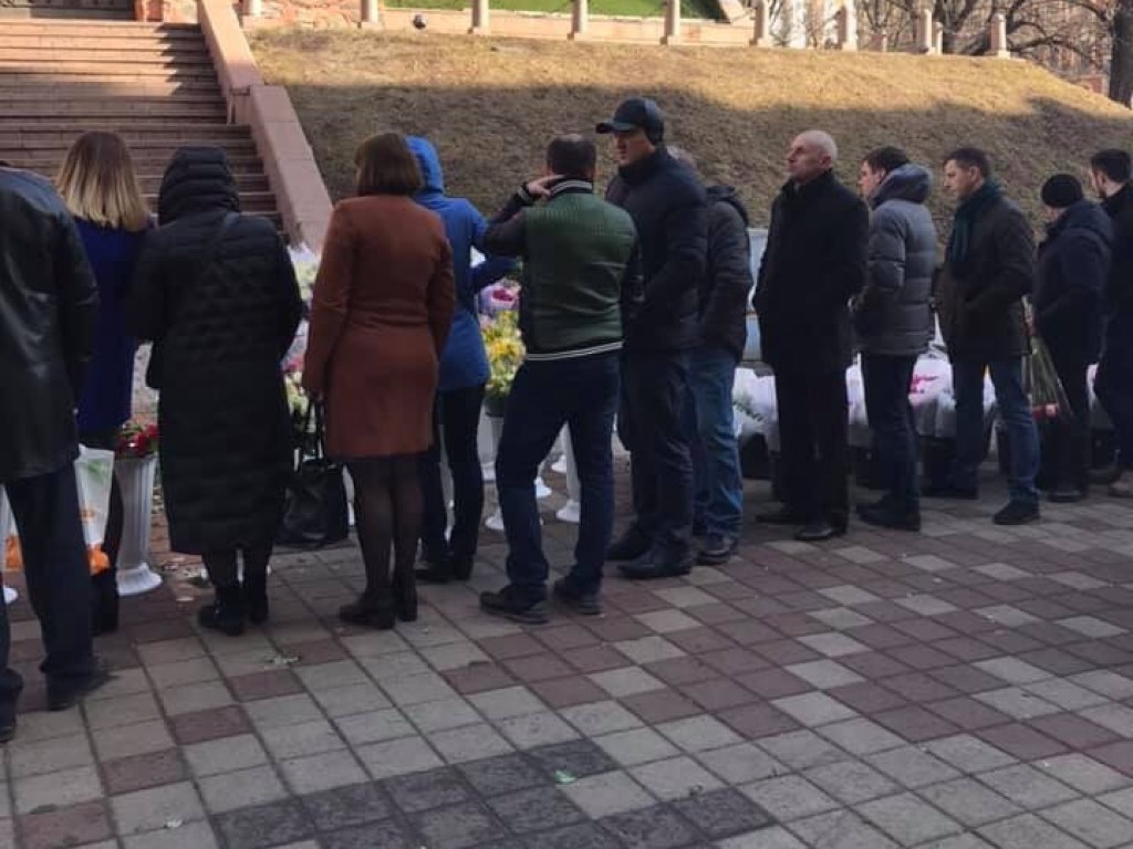 Фактор 8 марта: в центре Киева увидели невероятную очередь за цветами (ФОТО)
