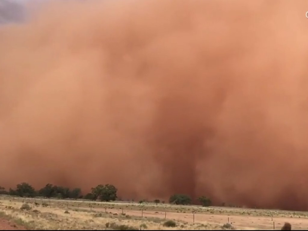 В Австралии впечатляющую песчаную бурю сняли на видео