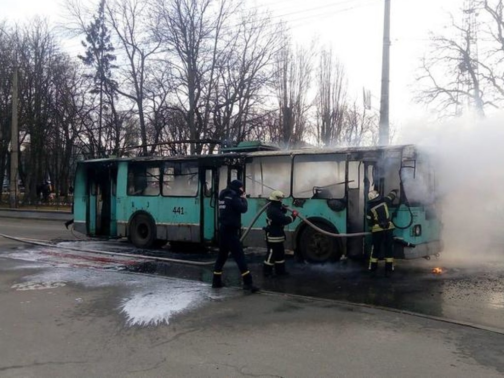 В Чернигове на ходу загорелся троллейбус с пассажирами внутри (ФОТО, ВИДЕО)
