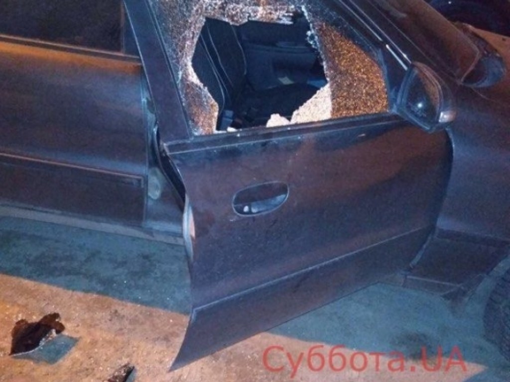 Разбили окно: в Запорожье обворовали автомобиль помощника депутата (ФОТО)