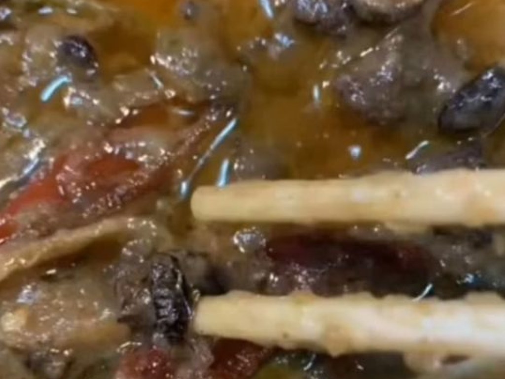 Женщина обнаружила 40 тараканов в еде, заказанной на дом из ресторана (ФОТО)
