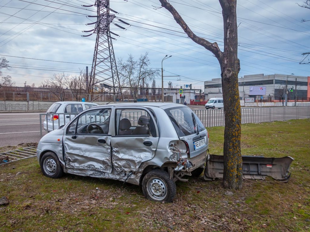 В Днепре столкнулись два Daewoo: пострадала девушка (ФОТО, ВИДЕО)