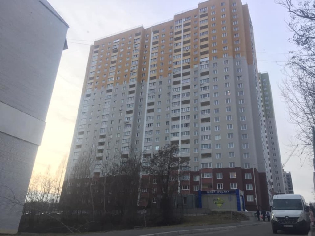 Соседи услышали трупный запах: На Киевщине в новом ЖК мужчина просидел в квартире с трупом несколько дней
