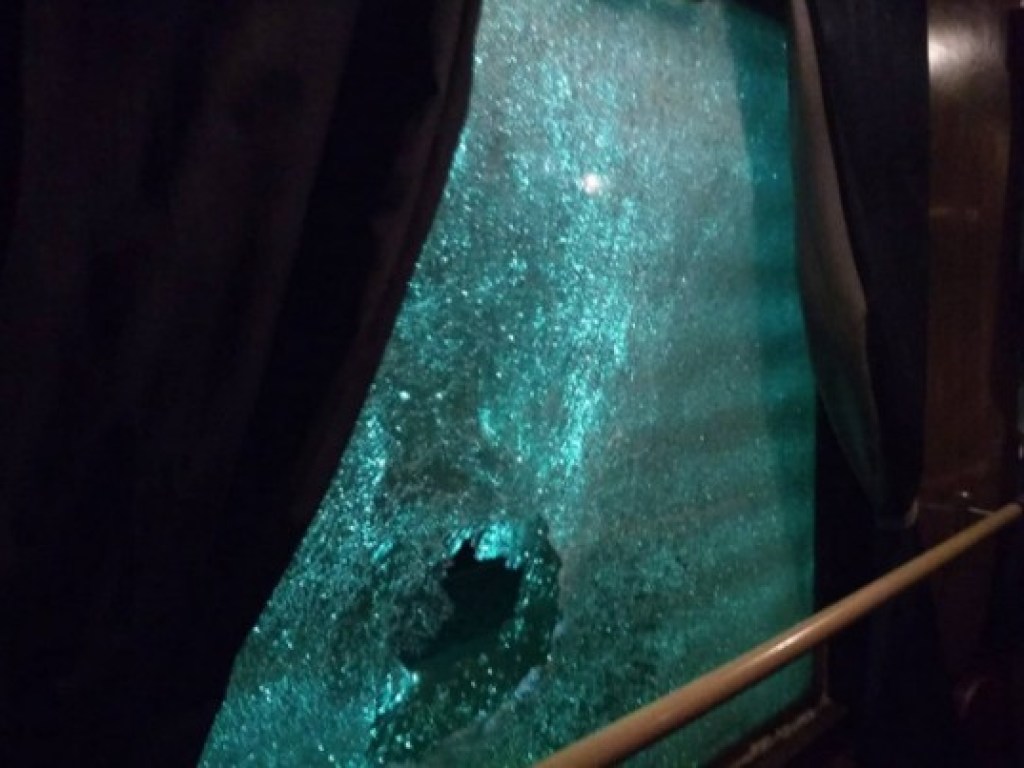 Разбиты окна: Ночью на станции «Бердичев» хулиганы забросали камнями пассажирский поезд (ФОТО)