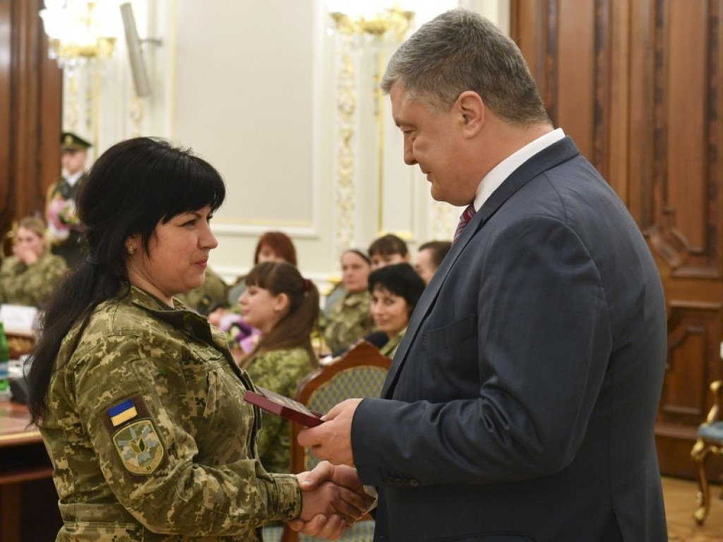 Перед праздником 7 тысяч женщин-военнослужащих получили награды (ФОТО)