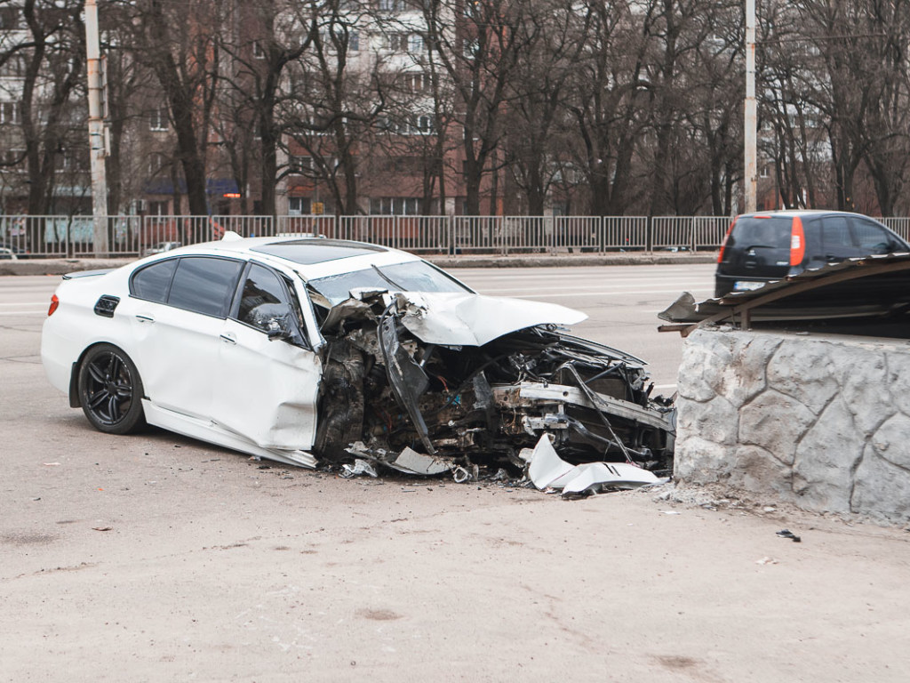 В Днепре водитель BMW врезался в бетонное ограждение в «подземке» (ФОТО, ВИДЕО)