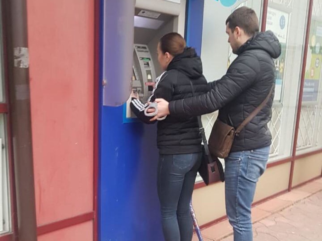 25-летняя киевлянка с бандой снимала деньги с банковских карт (ФОТО)