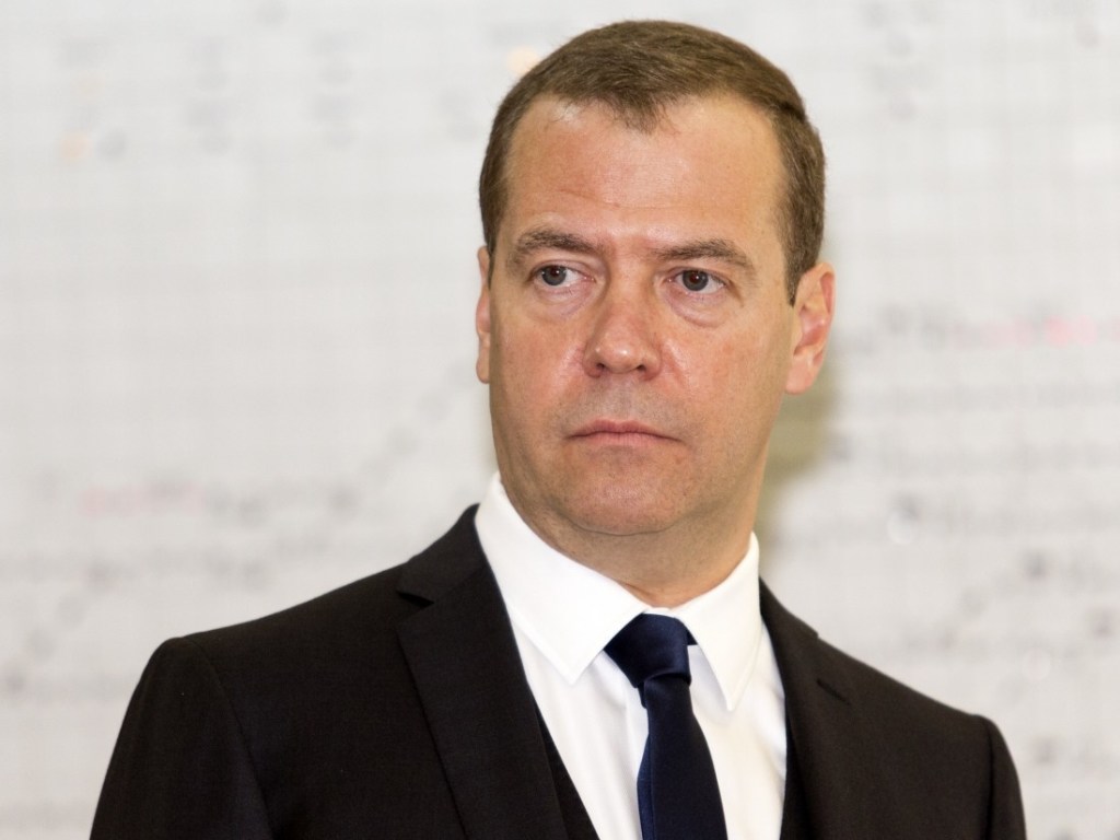 Российский премьер Медведев оконфузился с поздравлением женщин: рисовал «восмерку», получился чебурек (ВИДЕО)