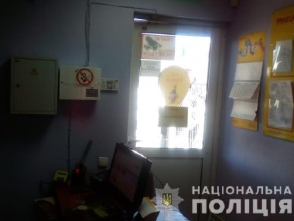 Украл 8000 гривен: в Харькове вооруженный мужчина напал на кредитный киоск (ФОТО)