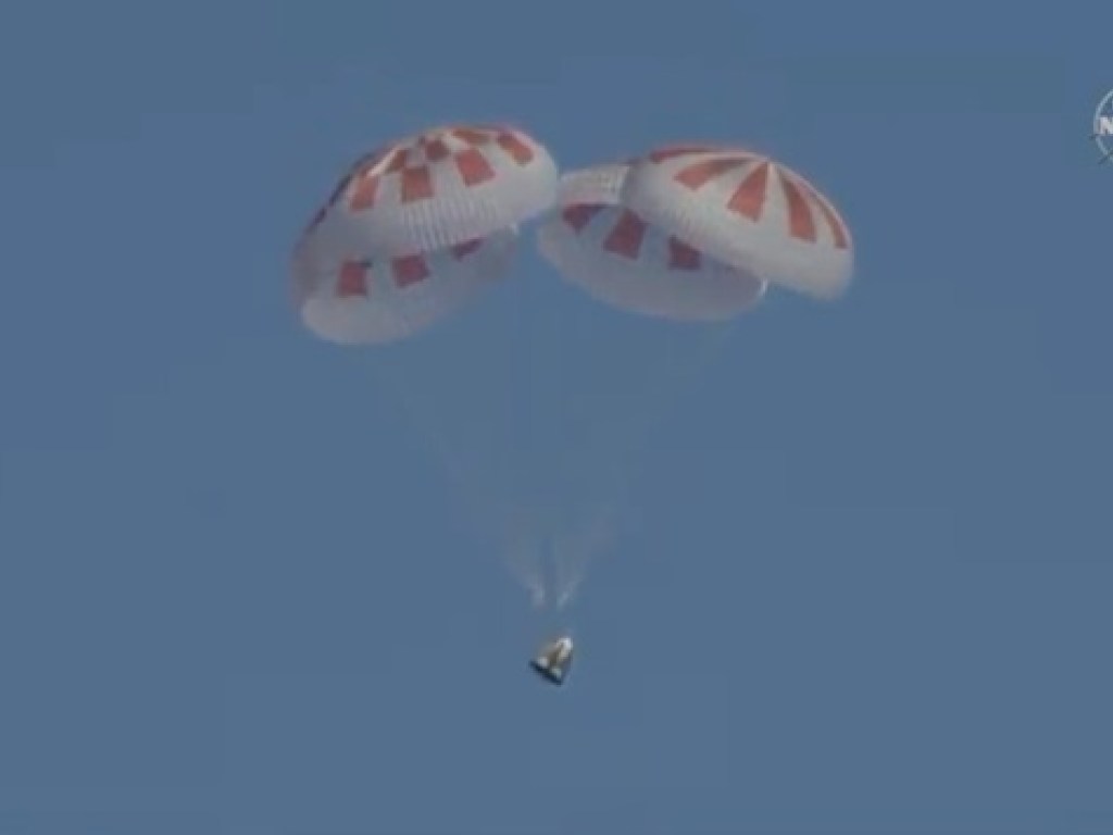 Космический корабль Crew Dragon вернулся на Землю (ФОТО)
