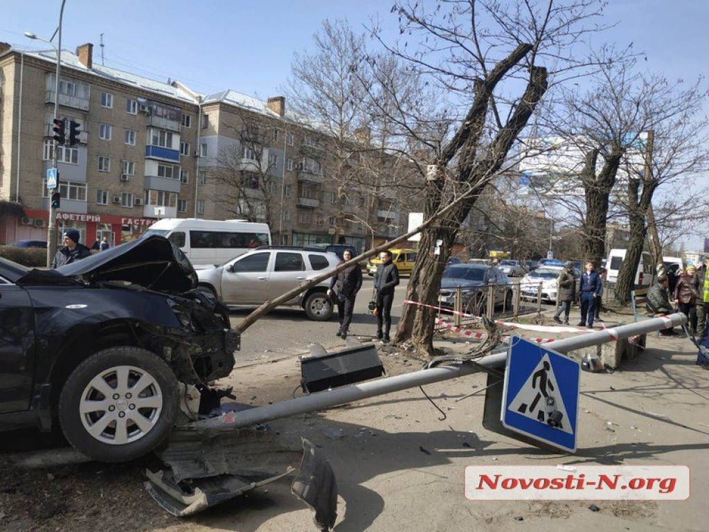 ДТП в Николаеве на перекрестке: водители Toyota и Renault госпитализированы (ФОТО)