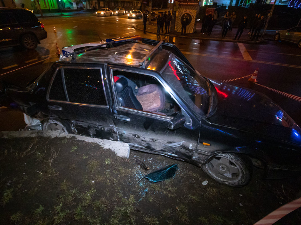 Пьяный подросток на угнанной машине влетел в Prius копов в центре Киева (ФОТО, ВИДЕО)