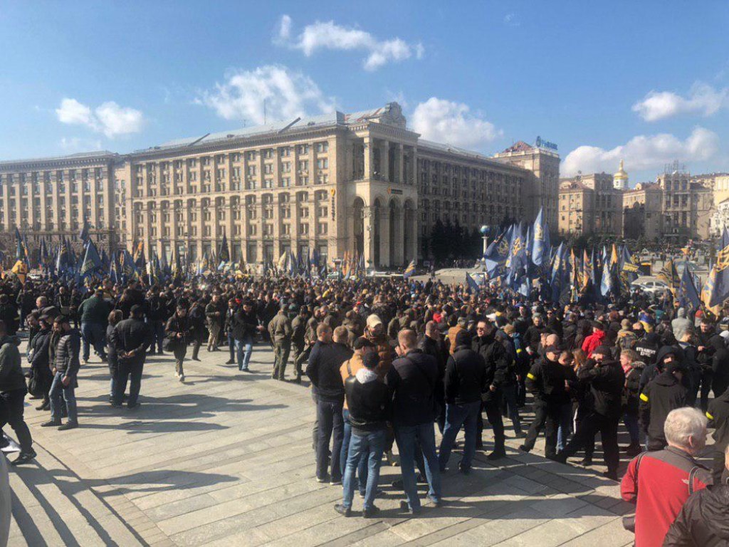 На Майдан в Киеве вышли 1500 националистов (ФОТО, ВИДЕО)