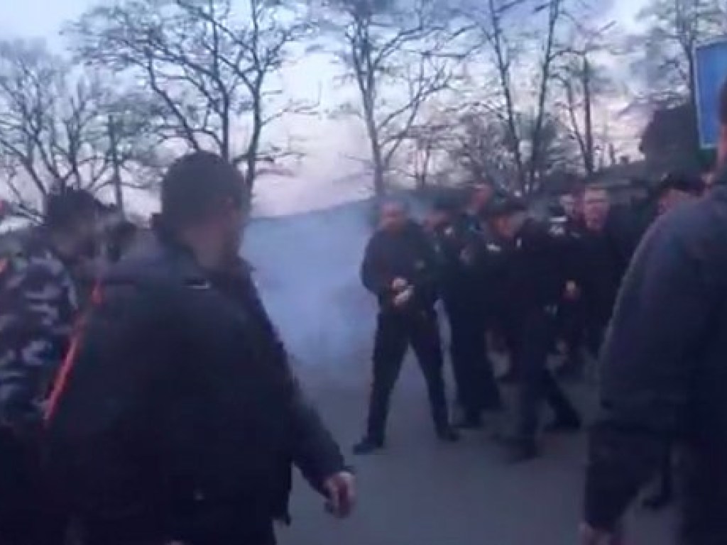 Соревнование кулаков: Авакову не понравилось поведение националистов в Черкассах на митинге Порошенко