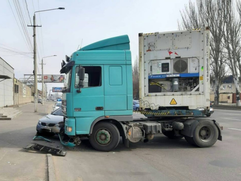В Одесской области грузовик «впечатал» KIA в бордюр