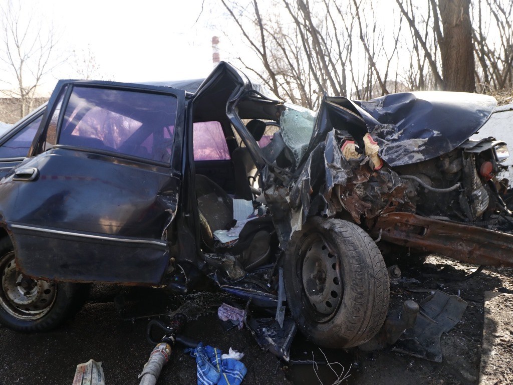 На Подоле в Киеве произошло смертельное ДТП: автомобиль Daewoo влетел в бетонное ограждение (ФОТО, ВИДЕО)