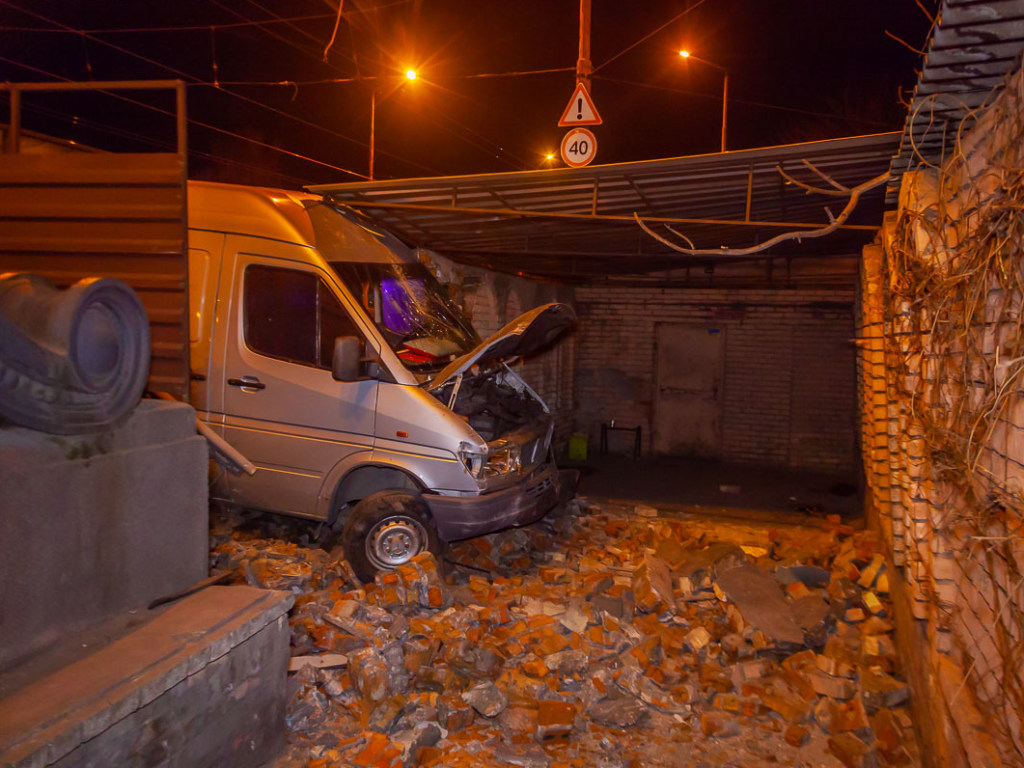 Микроавтобус снес отбойник на мосту в Днепре и влетел в стену кафе (ФОТО, ВИДЕО)