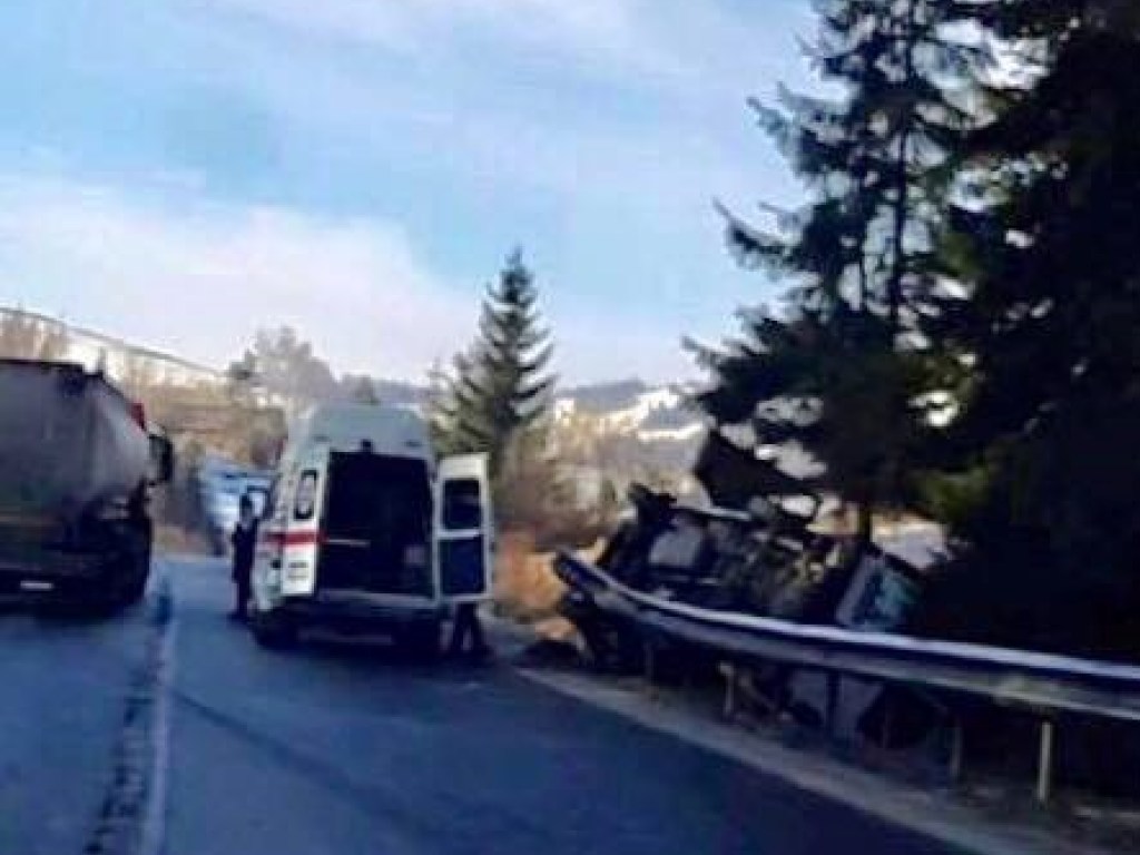 На трассе Киев-Чоп произошло смертельное ДТП: перевернулся автобус с пассажирами (ФОТО)