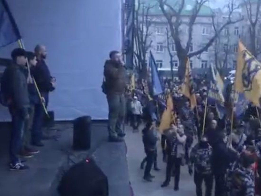 Порошенко сбежал от протестующих в Черкассах националистов (ВИДЕО)