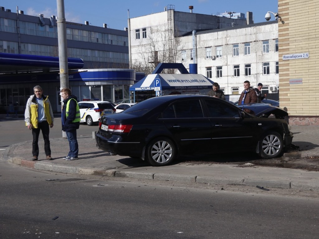 Автомобиль копов врезался в Hyundai на перекрестке в Киеве (ФОТО, ВИДЕО)
