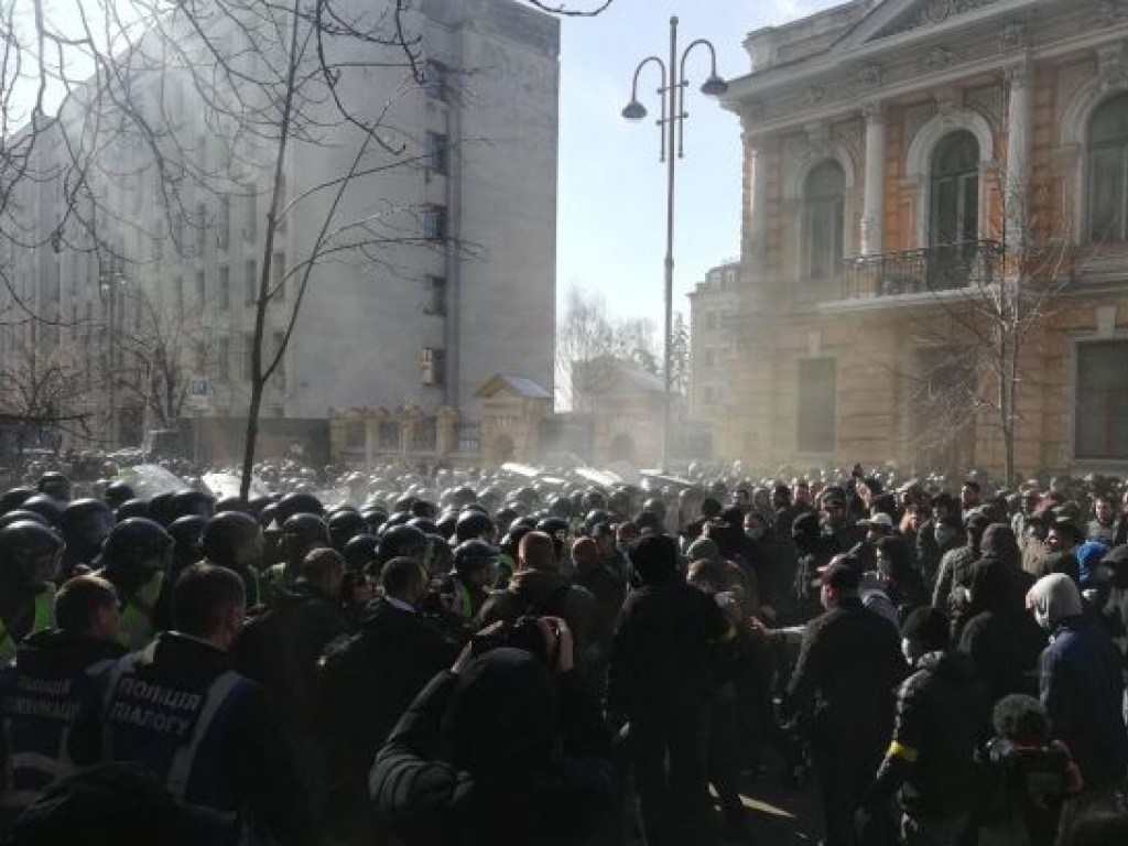 Столкновения под АП: Организатором акции националистов может быть Порошенко &#8212; эксперт