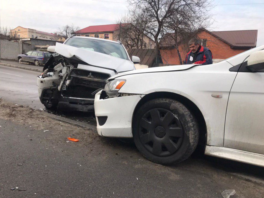 В Днепре столкнулись два белых Mitsubishi, среди пострадавших маленькая девочка (ФОТО)