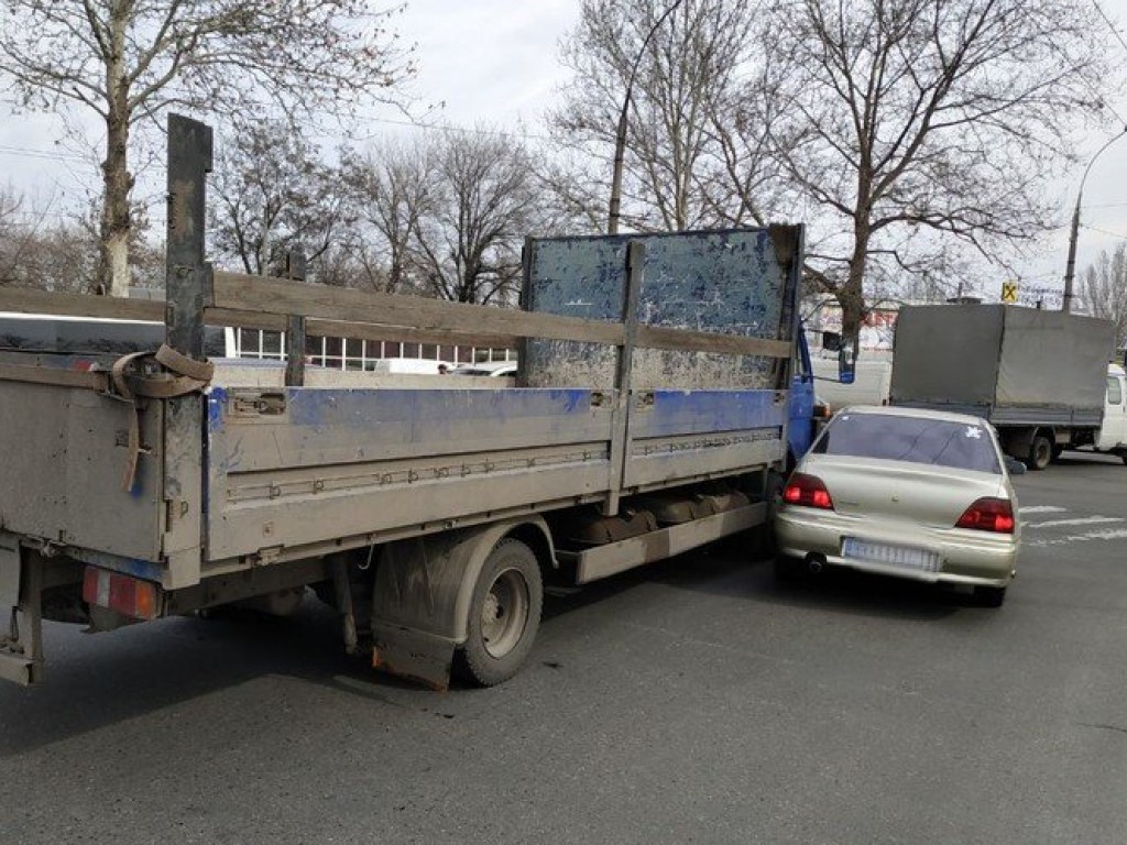 У рынка в Николаеве столкнулись Daewoo и грузовик (ФОТО)