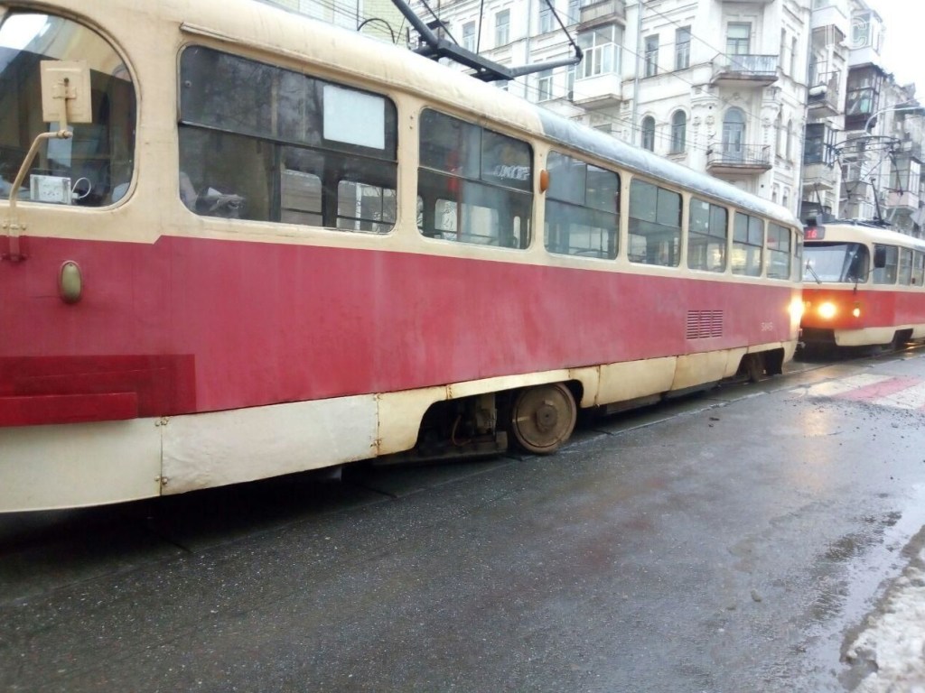 В Киеве «герой парковки» преградил трамваям путь: пассажиры не стали бездействовать (ВИДЕО)