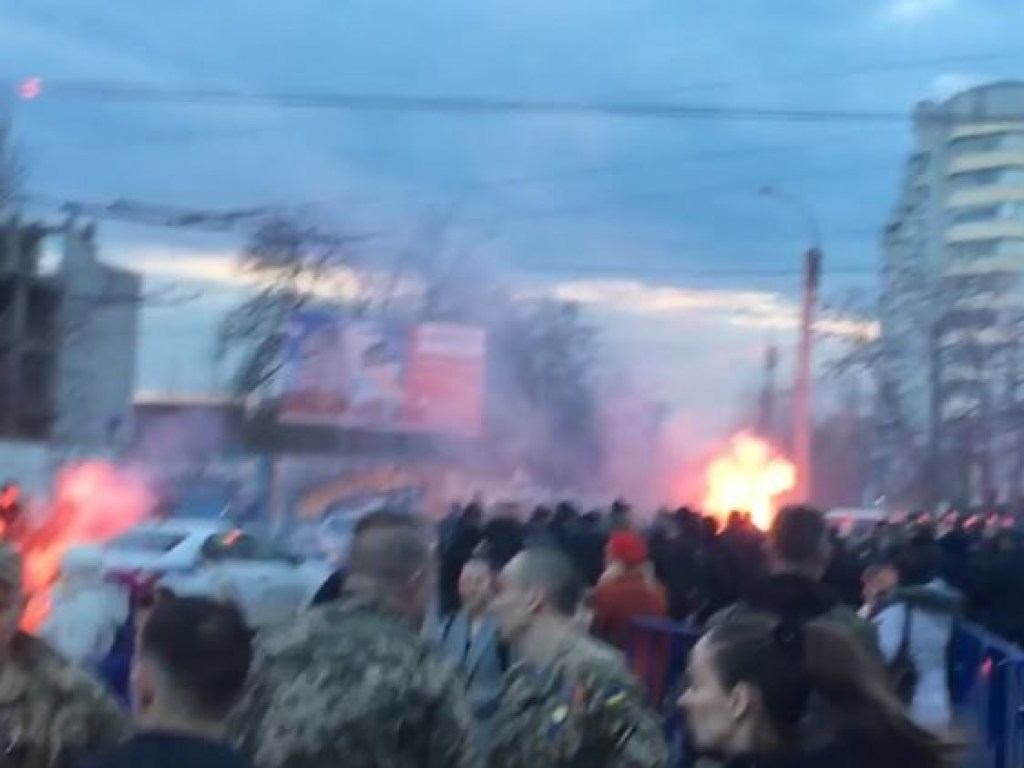 Столкновения в Черкассах: появилось новое видео потасовки между националистами и полицией