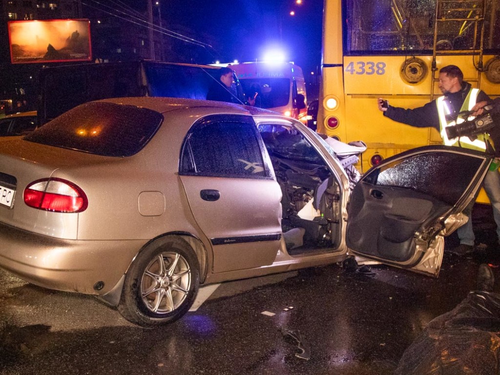 На Лесном массиве в Киеве водитель Daewoo врезался в троллейбус с пассажирами: погиб человек (ФОТО, ВИДЕО)