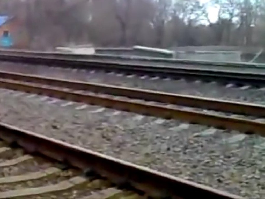 Сидела на рельсах: под Харьковом поезд насмерть сбил женщину