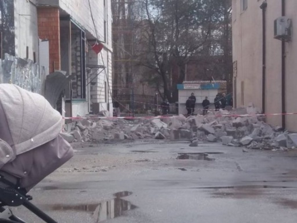 В Одессе штормовым ветром повалило стену торгового центра (ФОТО)