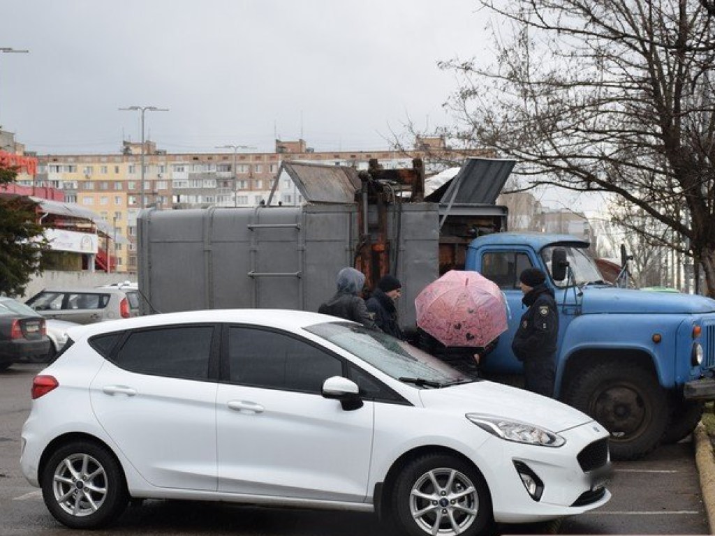 В Николаеве столкнулись мусоровоз и Ford (ФОТО)