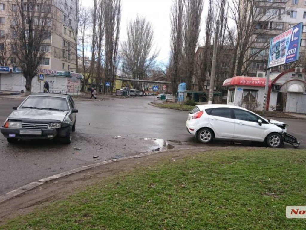 В Николаеве на перекрестке столкнулись ВАЗ и Ford (ФОТО)