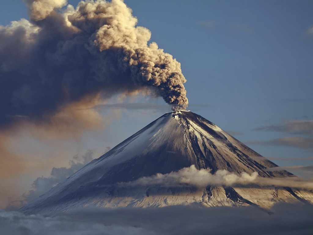 В РФ «проснулся» вулкан: Шивелуч выбросил 10-километровый столб пепла (ВИДЕО)