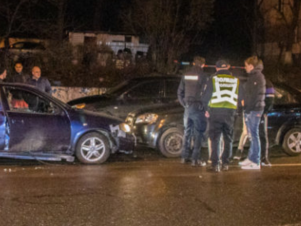 На Печерске в Киеве столкнулись три авто, в одной из них были иностранцы (ФОТО)